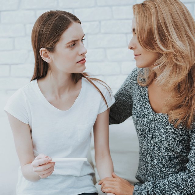 Дочь-подросток, кажется, беременна: как поговорить с ней об этом