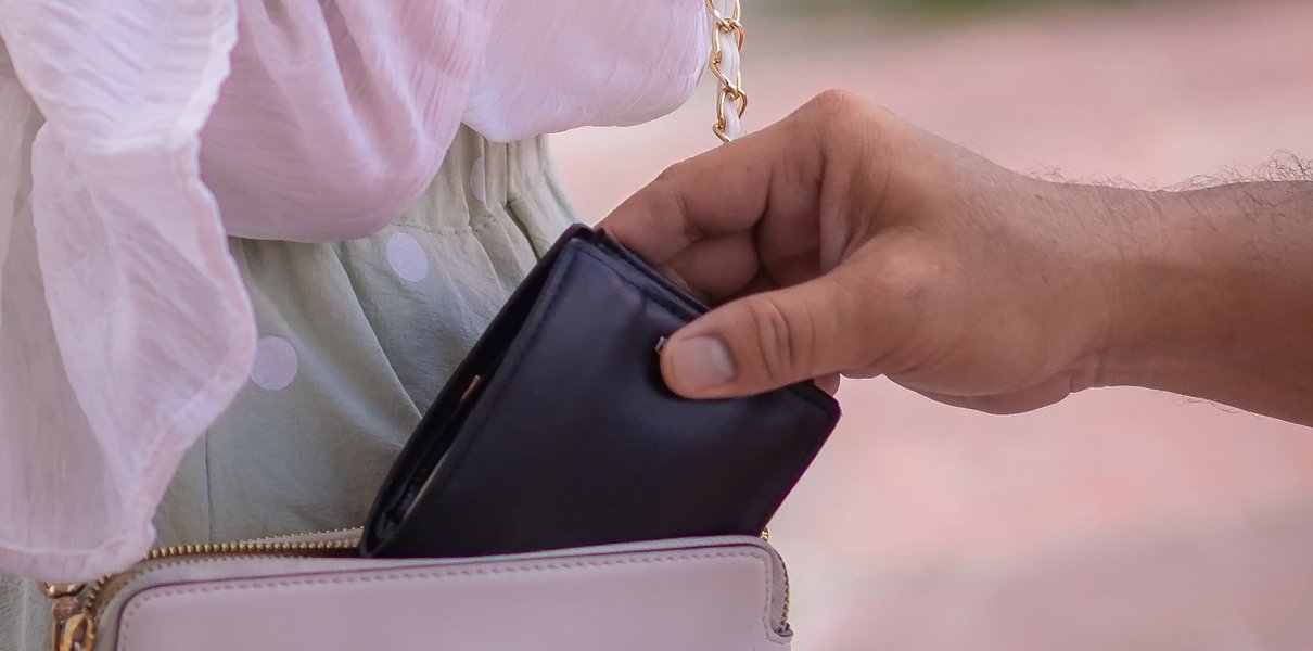 Приемные родители инсценировали ограбление, чтобы забрать выплаты с алиментов у дочери