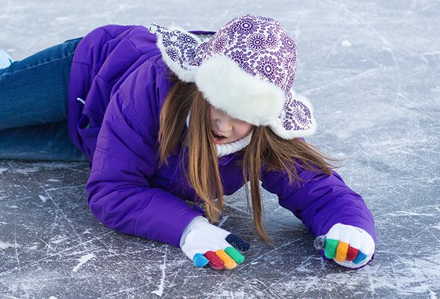 Как уберечь ребёнка от зимних травм: тюбинги, петарды и тёмные улицы