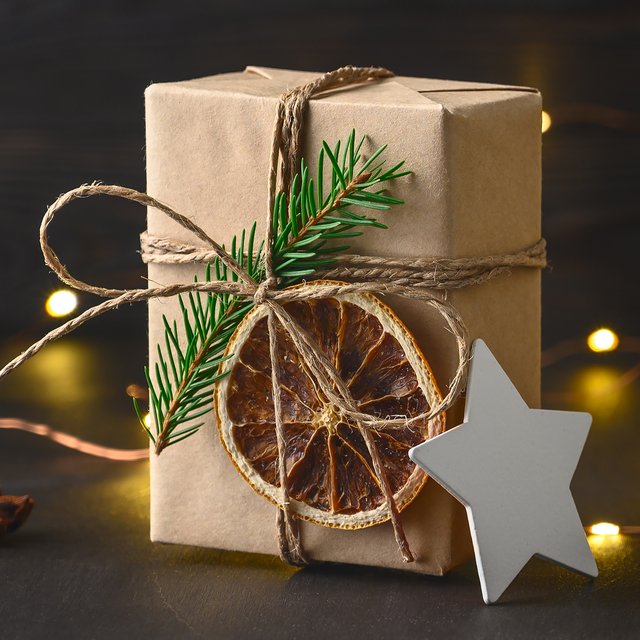 17 идей для упаковки подарков: из всего, что уже есть у вас дома