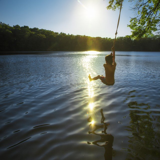 Отит ныряльщика, клещи и «сухое» утопление: 6 летних опасностей и как от них защититься