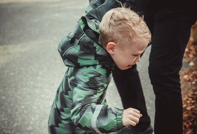 Я подросток. И я вижу, как ребёнку младше меня угрожают на улице. Что делать?