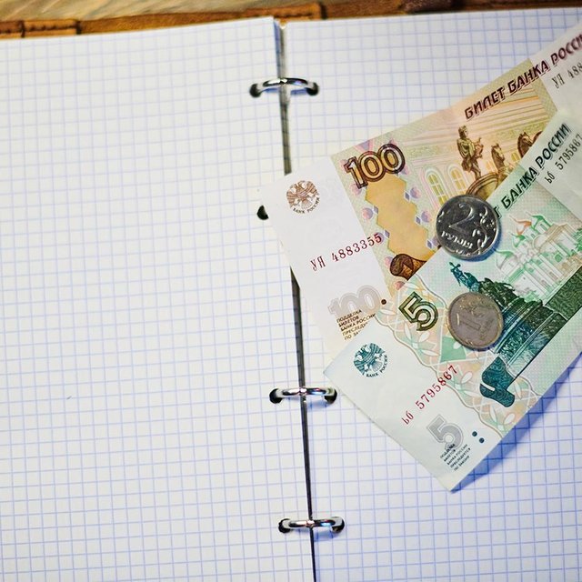 «Сначала тебе платят 108 рублей в день, а потом увольняют»: бывший учитель — о неблагодарной работе на ОГЭ и ЕГЭ