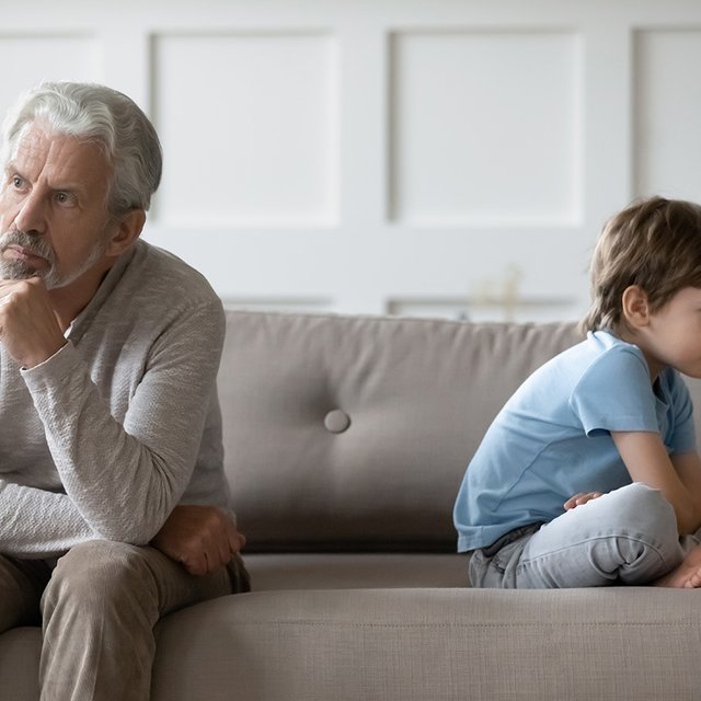 «Детей настроили против меня». Бабушкам и дедушкам запрещают видеться с внуками: кто виноват и что делать