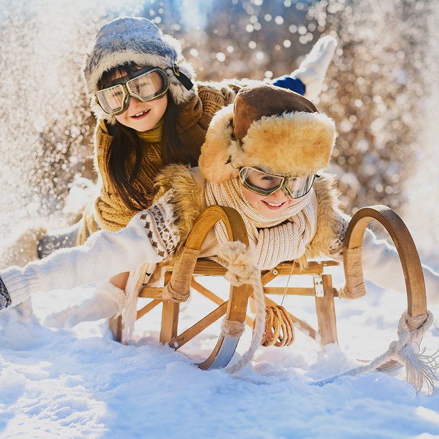 Ребёнку в школе дали задания на каникулы. Нужно ли заставлять его делать домашку?