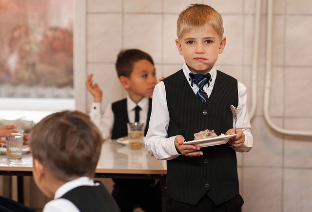 Учителей заставляют контролировать оплату питания учащихся. Это законно?