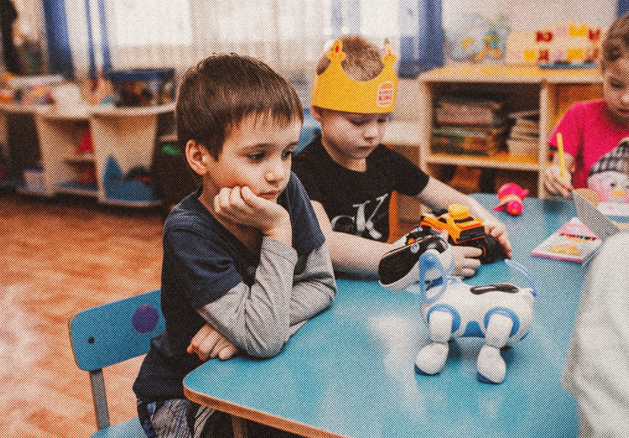 грустные дети сидят на занятиях в детском саду