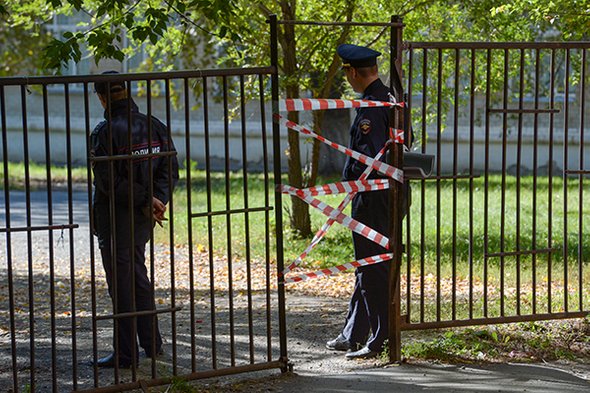 16 сентября 2024 года. Челябинск. Сотрудники полиции у здания школы № 68, где ученик напал с молотком на одноклассников и педагогов. © Андрей Попов / ТАСС