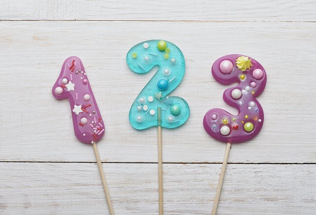 Обложка 4 математические игры: на листочке, устно и с конфетами