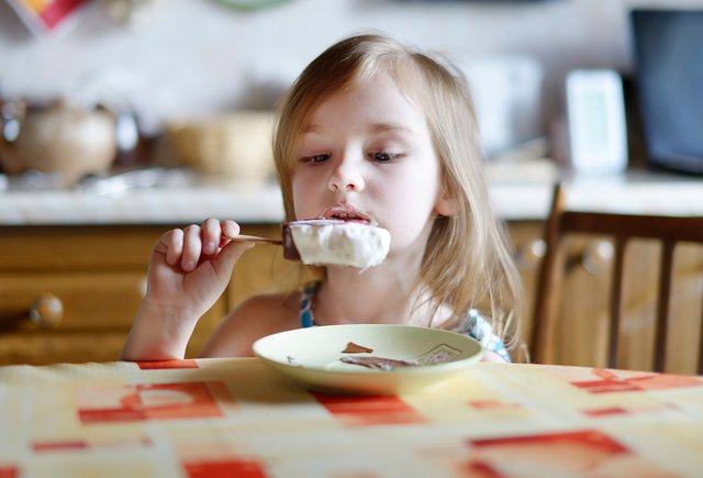 Летние ангины: почему ими часто болеют дети, чем это опасно и можно ли есть мороженое