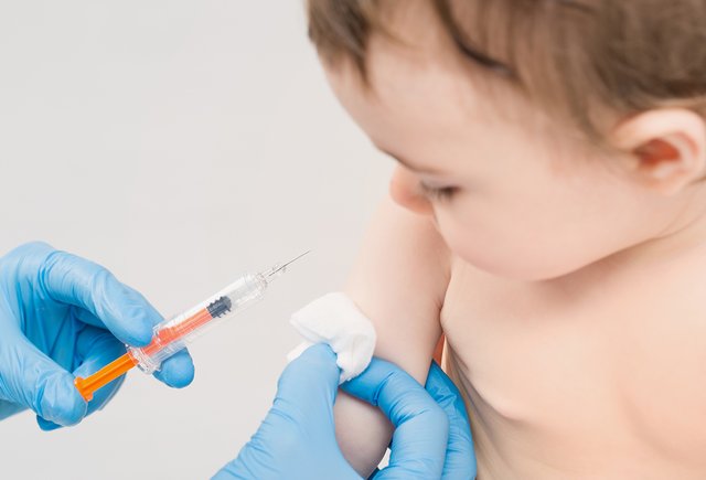 Можно ли сейчас сделать ребёнку прививку — или лучше переждать, но нарушить график вакцинации?