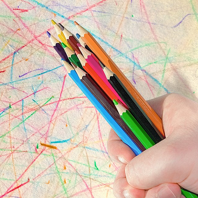 Ребёнок рисует только каракули? Не переживайте, это нормально, в них тоже есть смысл