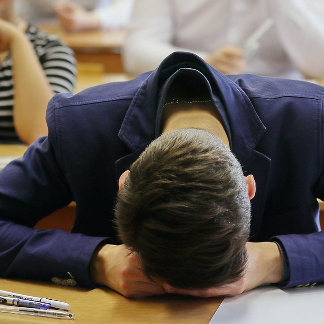 Выпускник не сдал ЕГЭ и не пытается его пересдать: должна ли школа его отчислить