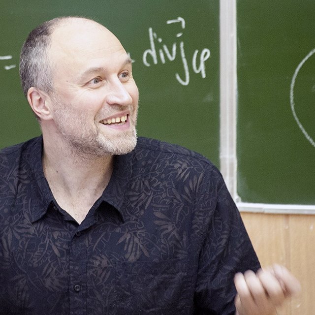 «Большинство детей система отвращает от математики». Потомок революционера Антонио Грамши — о преподавании геометрии и ритмах