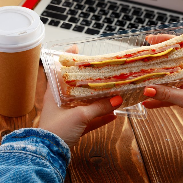 Преподаватель всегда задерживает на парах, я не успеваю поесть. Мои права нарушают?