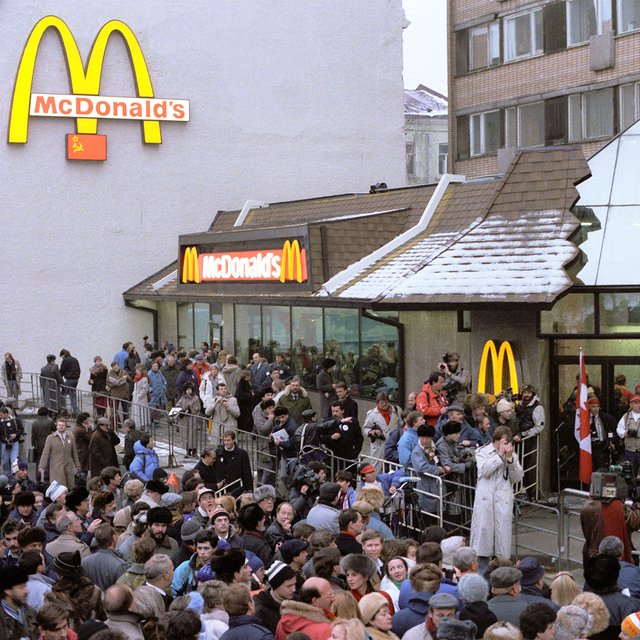 Гудбай, «Макдоналдс»! 10 кадров уходящей эпохи