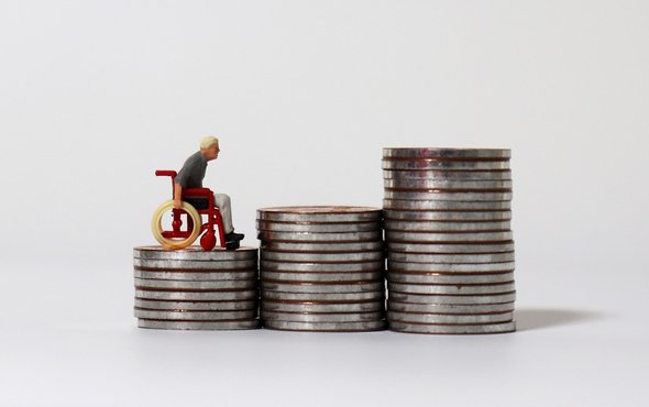 Миниатюрная фигурка. Мужчина на инвалидной коляске едет по монеткам. Алименты