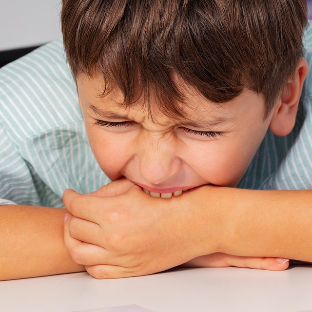 Ребёнок бьётся головой о стену, кусает себя: почему он это делает и как ему помочь