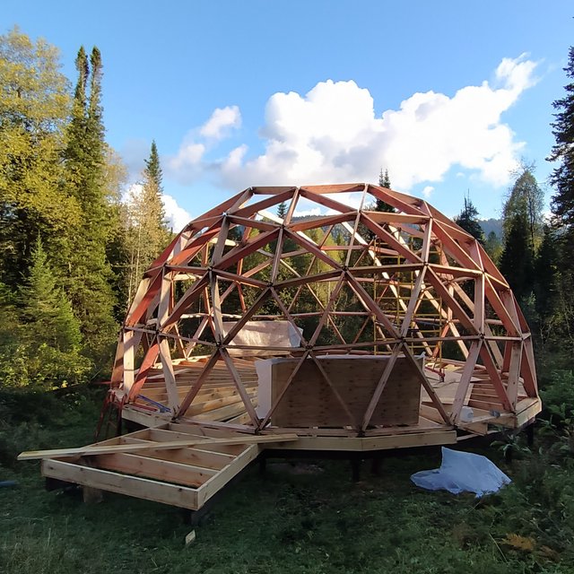 «Это была мечта моей мамы». Как архитектор-самоучка построил дом-купол