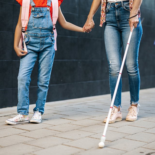 «Прошу друзей подстричь детям ногти». Незрячая мама — о беременности, родах и жизни с двумя детьми