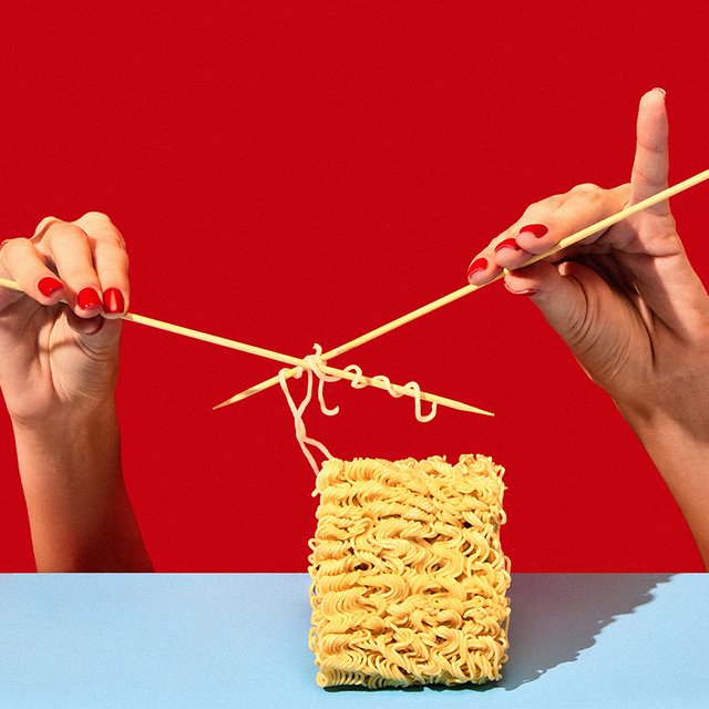 Вредно ли есть много соли и как распознать булимию: важные вопросы про питание подростков