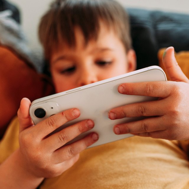 Ребенок грабит банки и продает вещества в видеоигре: нужно ли забирать гаджет