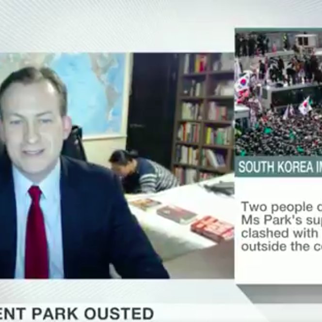 Серьёзное интервью с профессором в прямом эфире "Би-би-си" прервали его дети