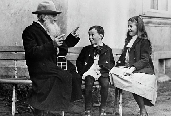 Русский писатель, классик мировой литературы Лев Николаевич Толстой рассказывает внукам сказку об огурце, 1909 год. Уроки изящной словесности