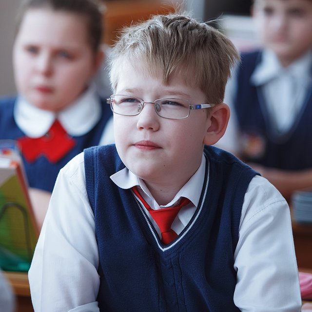 Ребёнок носит очки. Нужно ли требовать, чтобы его сажали за первую парту?