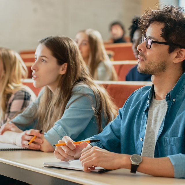 Выпускники часто ошибаются в выборе вуза и специальности, но это не их вина. А чья? Разбираемся
