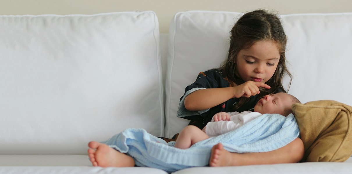 «Теперь ты его больше любишь!». 10 способов помочь ребёнку привыкнуть к новорождённому