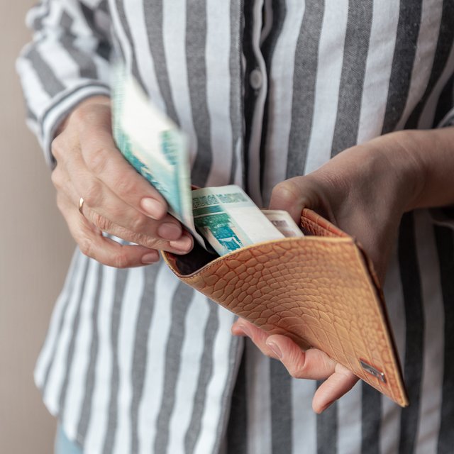 Повысили МРОТ — повысят и зарплату учителям? Отвечаем на вопросы про оклады, надбавки и пенсии педагогов