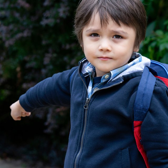 «Мам, а что дядя в кустах делает?»: что говорить ребёнку, если он увидел эксгибициониста