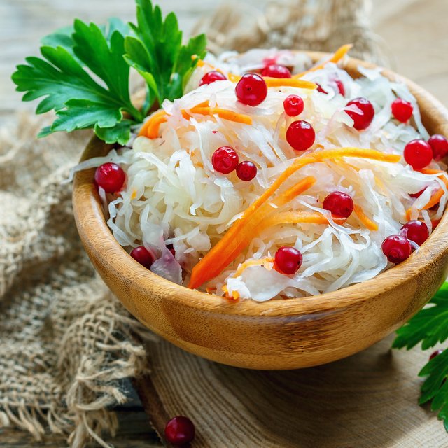 Квашеная капуста с клюквой за полчаса: рецепт от учительницы труда
