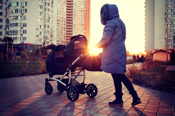 Материнский капитал в 2025: кому он положен, сколько будет денег и на что их можно потратить. Мама с коляской. Фото: Kseniia Perminova / Shutterstock / Fotodom