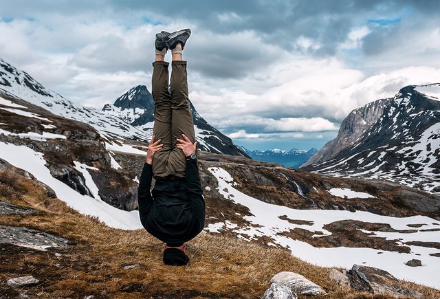 «Кверх ногами» или «вверх ногами»? Как говорить правильно