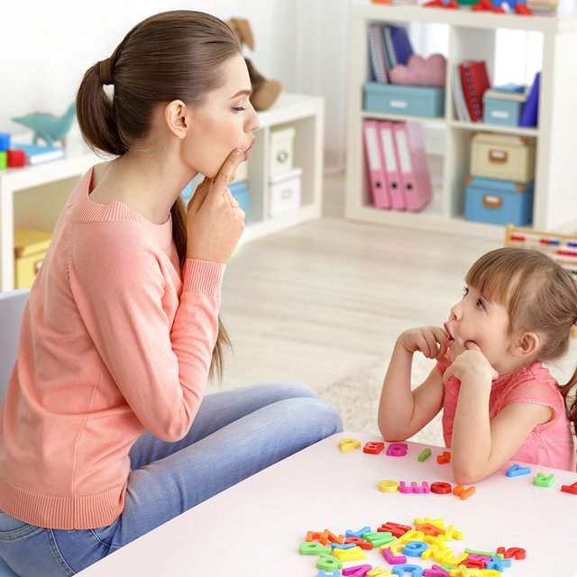 Логопед в детском саду консультирует только платно. Это законно?