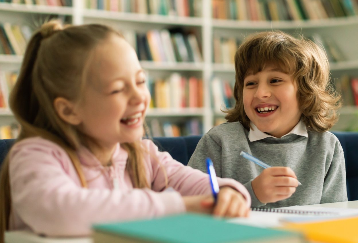 дети искренне смеются грань шутки обида