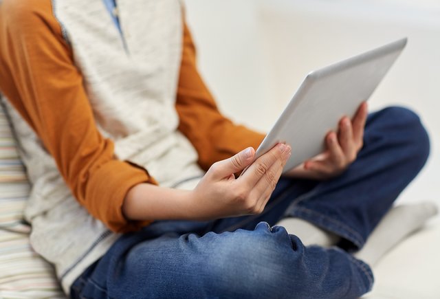 За вашими детьми следят. Кто и зачем просит учителей мониторить соцсети учеников