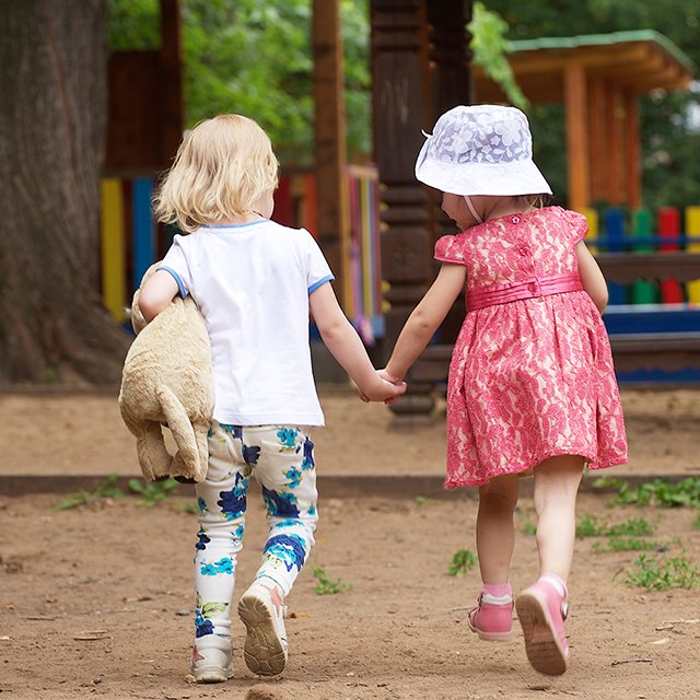 «Забирай свои игрушки и не писай в мой горшок». Как научить ребёнка дружить в детском саду