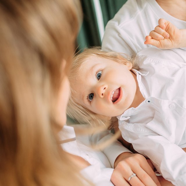 Ребёнок постоянно тянет маму за волосы, ей больно: как реагировать