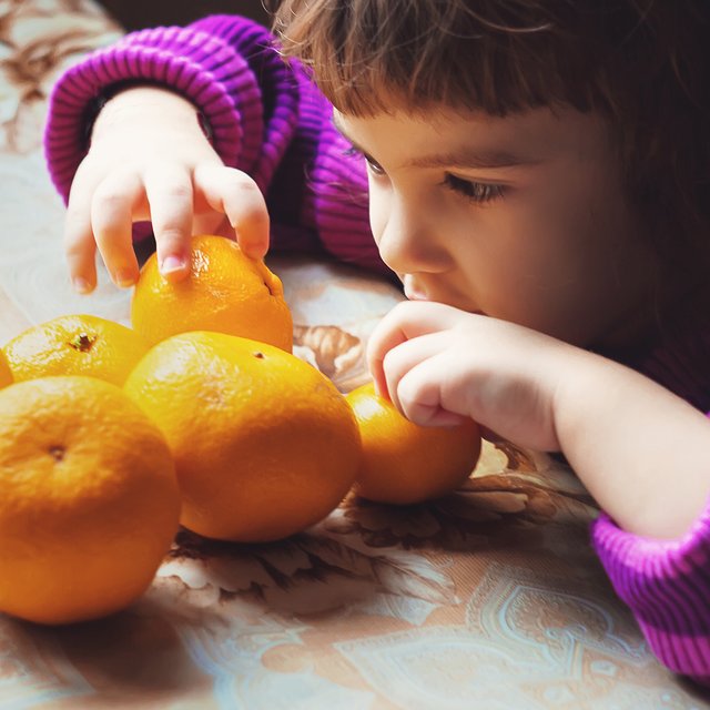 Сколько мандаринов можно съесть ребёнку? А хурму можно давать? Вопросы про зимние фрукты