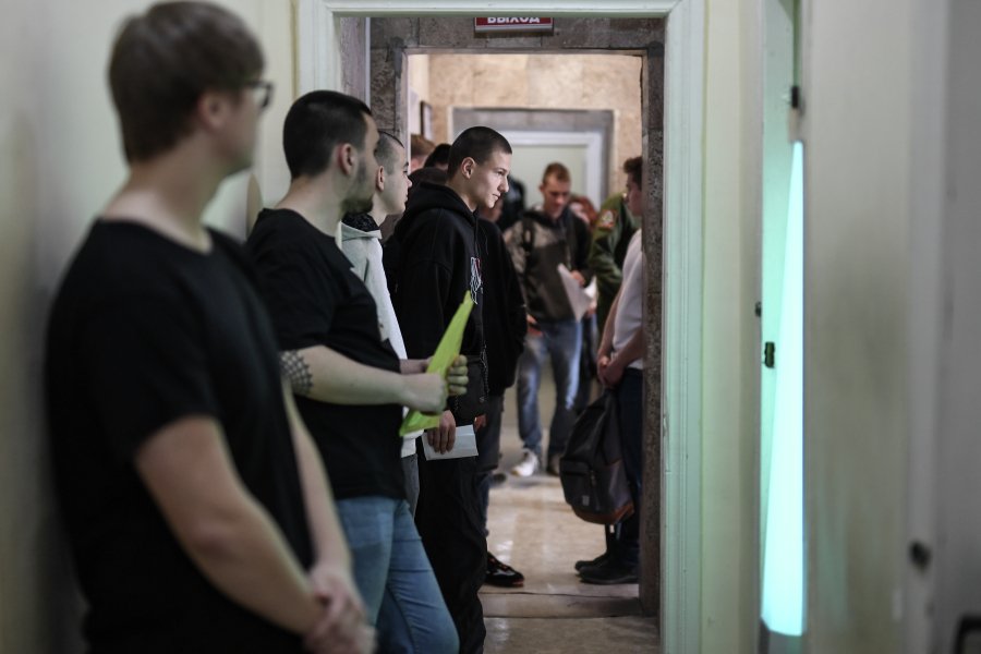 Молодые люди ждут своей очереди для прохождения призывной комиссии в военном комиссариате