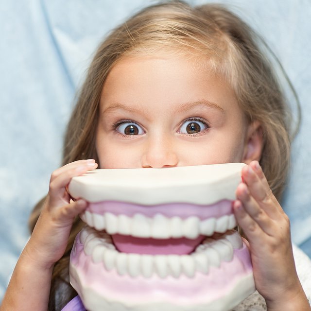 У ребёнка не выпали молочные зубы, но под ними растут коренные: что делать