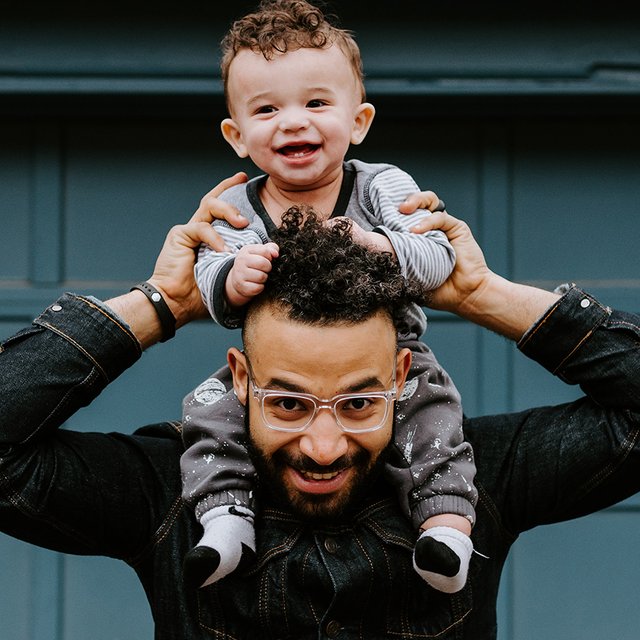 «Завтра в школу с отцом!» Почему такие фразы уже не актуальны и как меняется роль пап