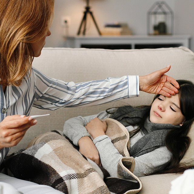 В Москве и Петербурге всё больше детей заболевает ковидом. Власти городов вводят ограничения