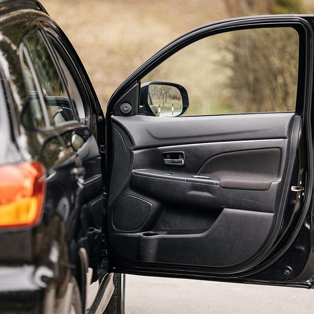 Незнакомцы звали меня на улице в машину, я убежала, а теперь боюсь выходить из дома. Что мне делать?