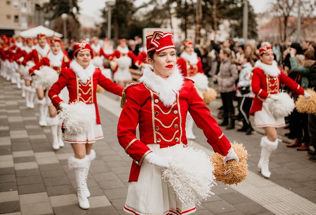Кто такие (или что такое?) мажоретки и при чём тут спорт