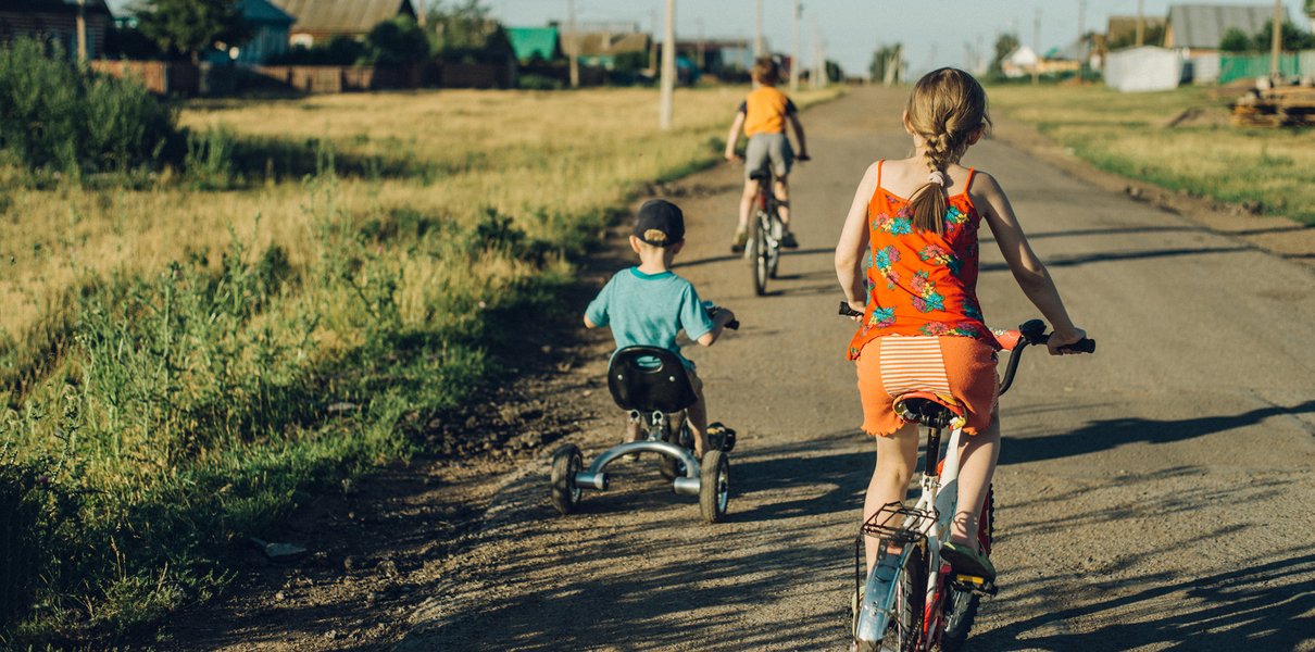 Когда ребёнка можно отпускать одного гулять на даче?