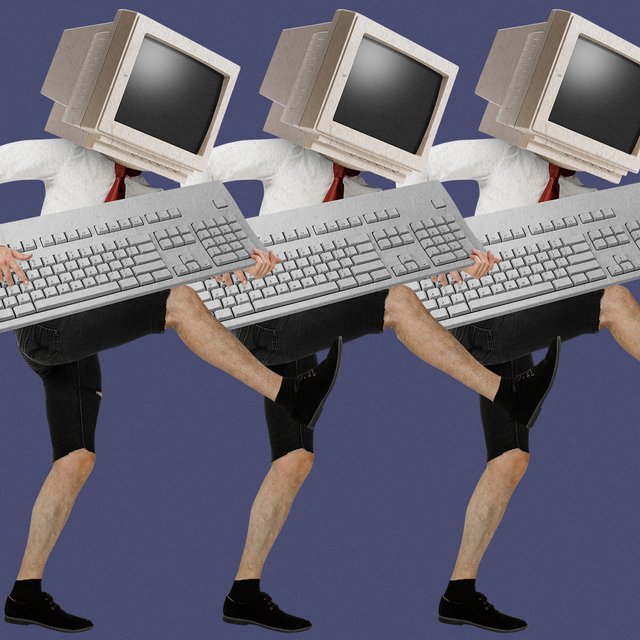 В классе 33 человека, на информатике их не делят на подгруппы. Соответствует ли это нормам?